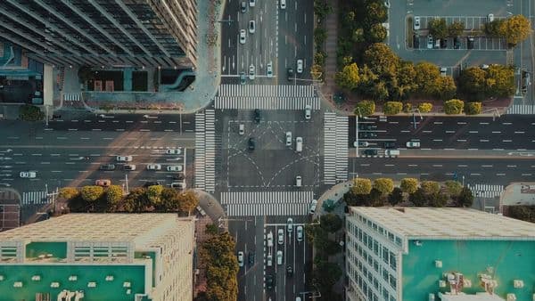 Vue aérienne d'un carrefour urbain avec circulation de véhicules